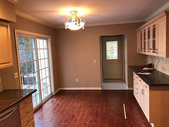 3rd image of 929 Lochmoor Pl