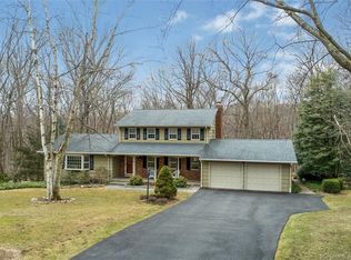 29 Quaker Ln, Trumbull, CT 06611