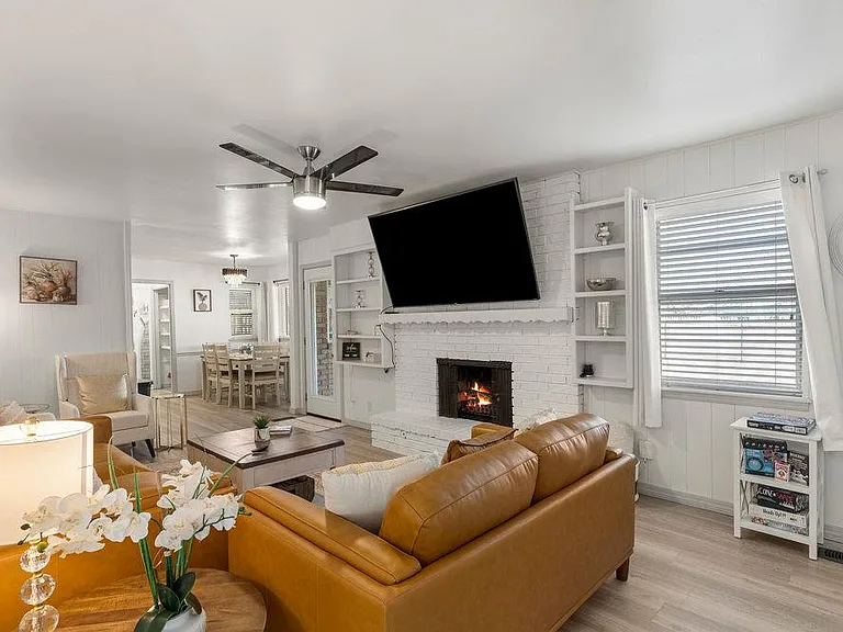 E 63rd Pl — Photo 22