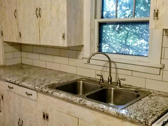 5th image of 224 N Guadalupe St