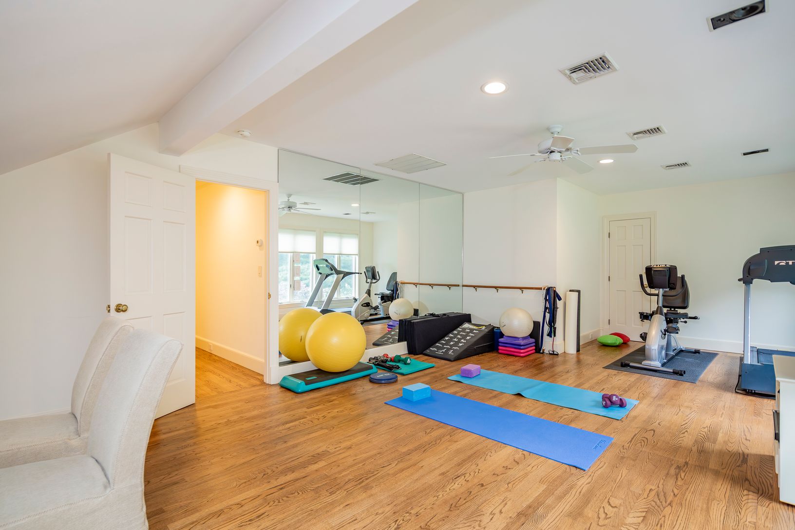 Bonus Room - gym & media room. Pull out sofa, queen size bed 