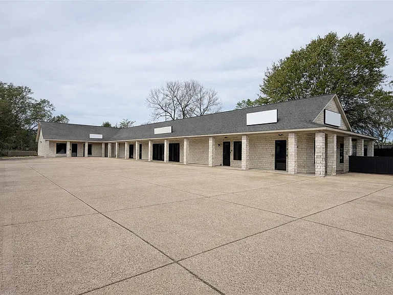 2100 Sam Houston Ave #E — Photo 1