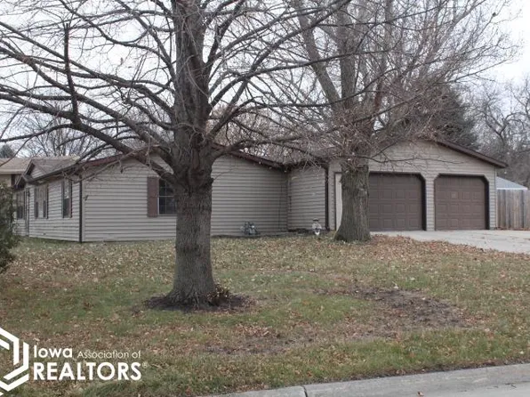 775 2nd St NW, Britt, IA 50423