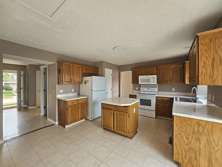 15057 Emmet St — Photo 7