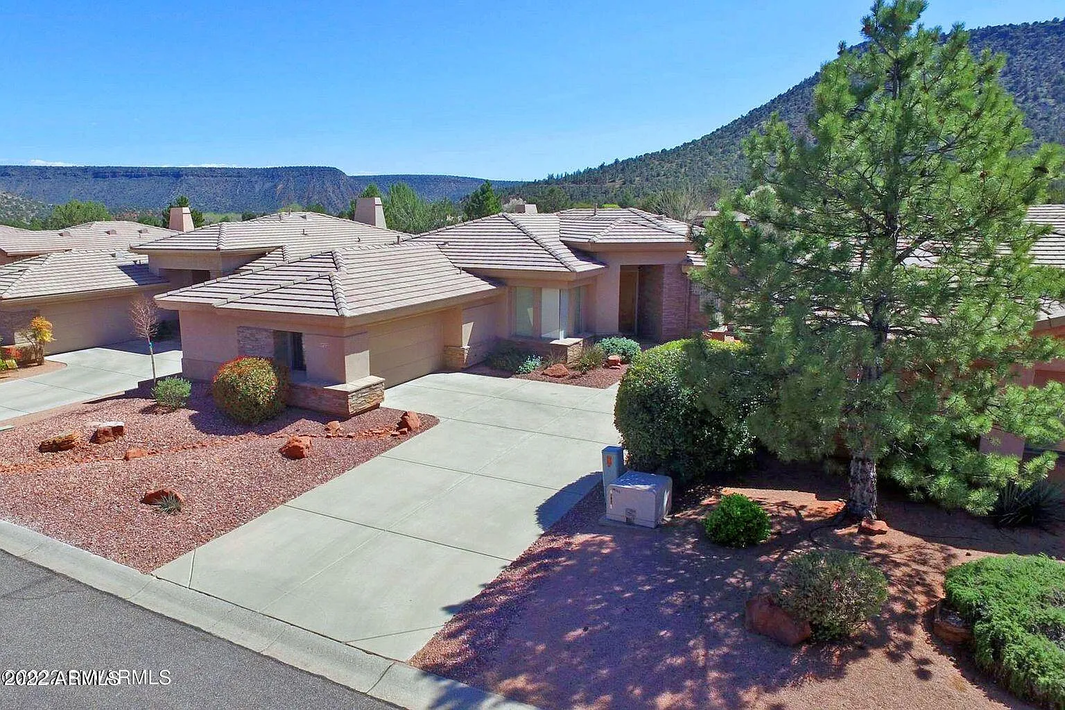 2 bed, 2.0 bath, 1932 sqft, $3,700 — Photo 2
