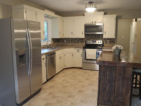 3rd image of 638 15th St SE