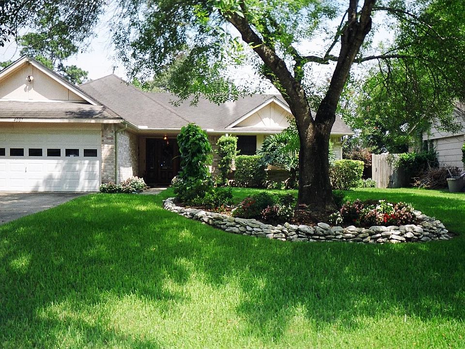 Beautiful curb appeal!