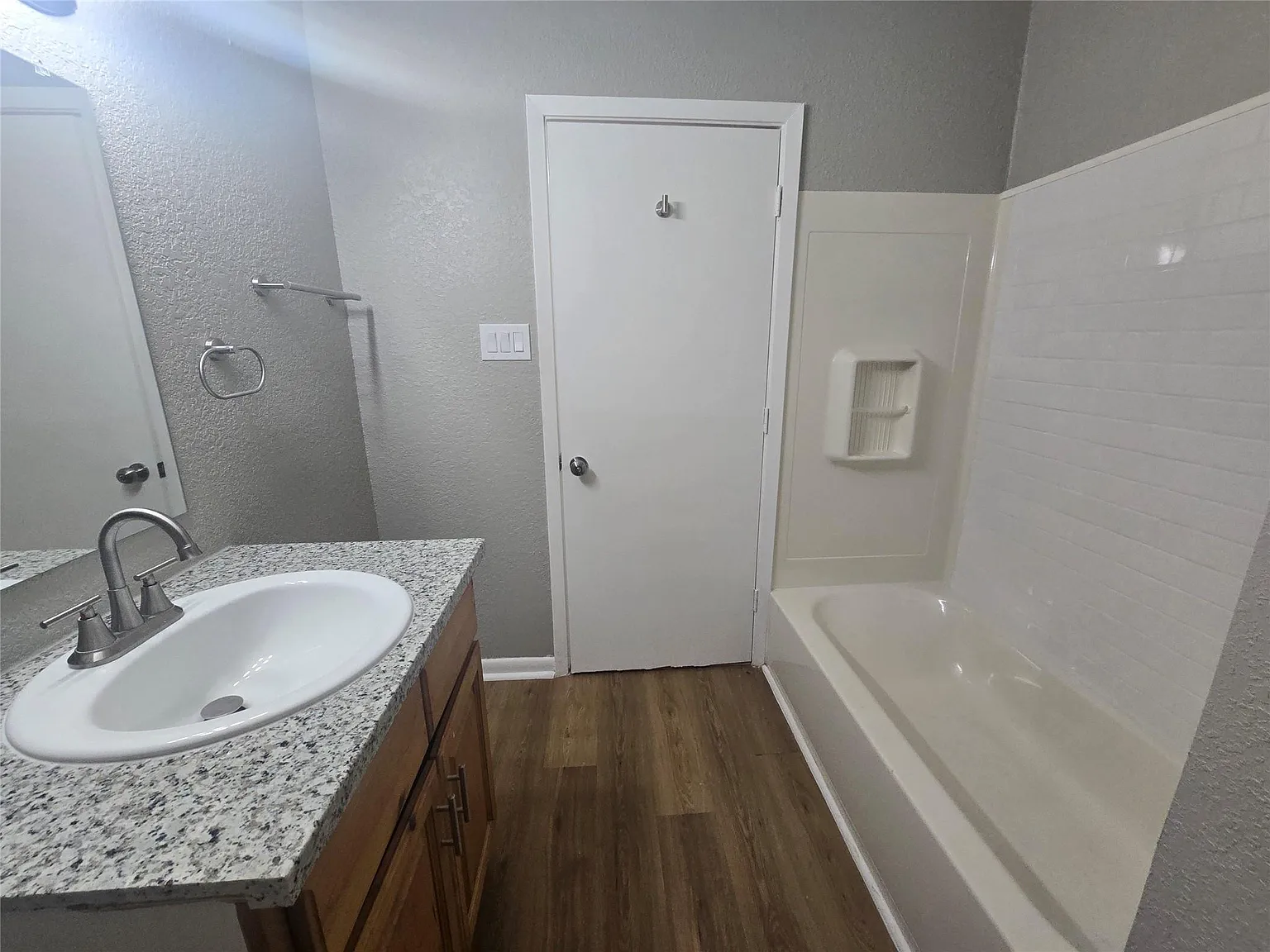 2 bed, 1.0 bath, 650 sqft, $850 — Photo 2
