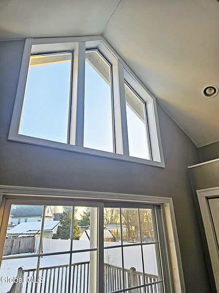 4th image of 32 Eagle Street