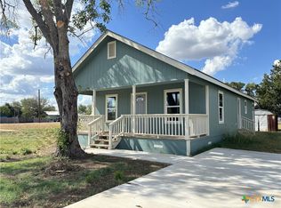 806 E 4th St, Nixon, TX 78140