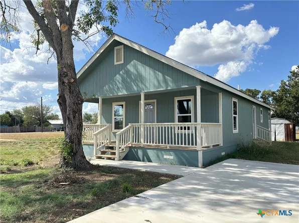 806 E 4th St, Nixon, TX 78140