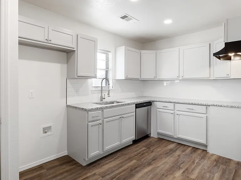 607 W Wisconsin Ave — Photo 6