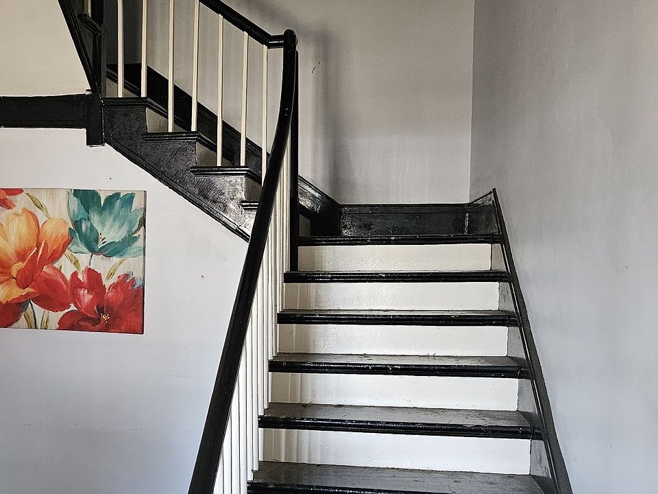 Foyer leading to upstairs unit