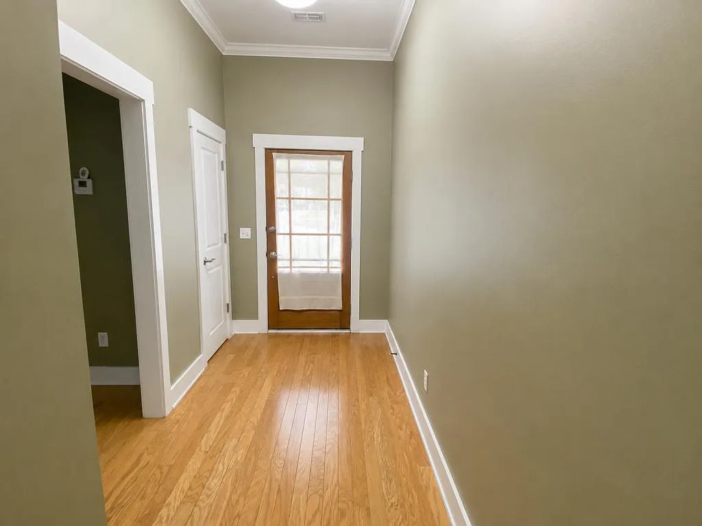 202 Chloe — Photo 2