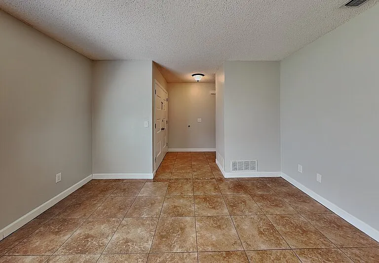 1016 Manchester Cir — Photo 7