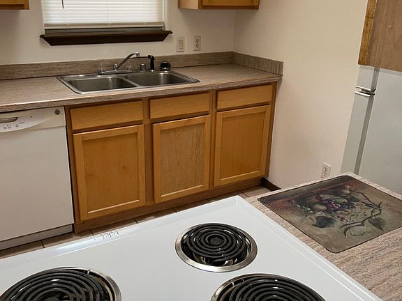 3rd image of 860 Chateau Dr