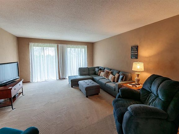 5th image of 2526 Valley View Dr