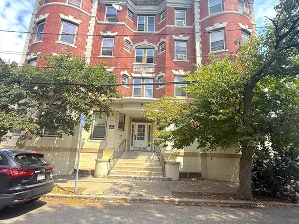 20 Huss Ct APT 105, Lynn, MA 01905
