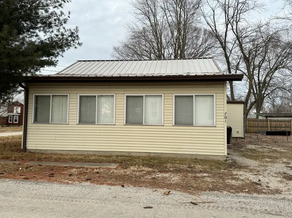 701 E Julia St, Clinton, IL 61727