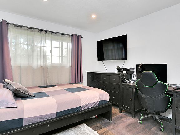 5th image of 2941 Cabrillo Dr