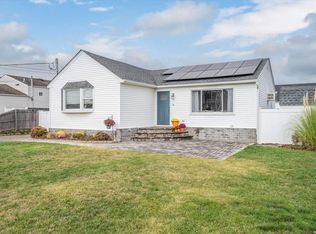 20 E Seacrest Ave, Lindenhurst, NY 11757