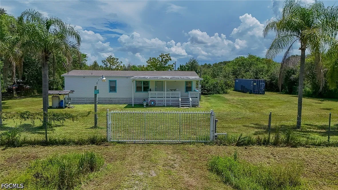 3 bed, 2.0 bath, 1404 sqft, $2,000 — Photo 2