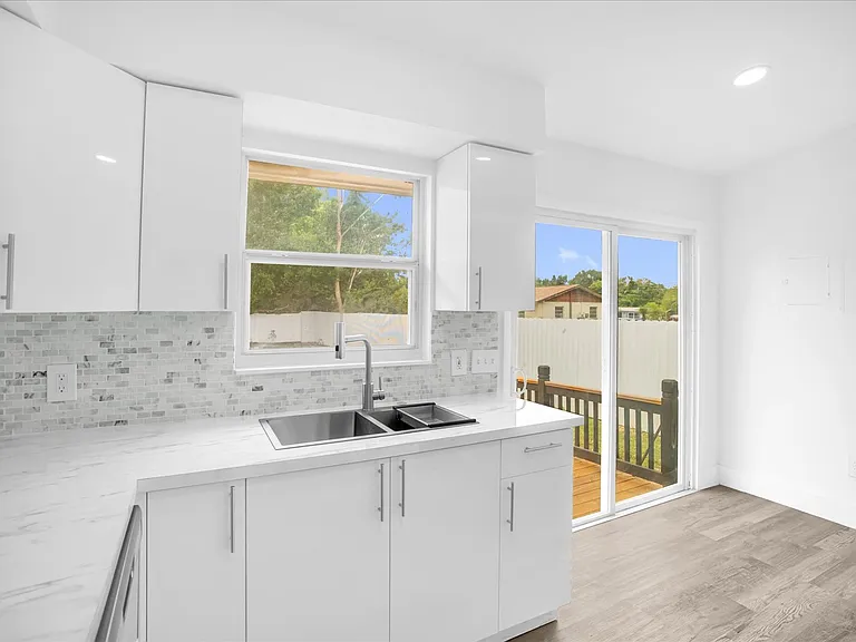 1730 Avenue C NE — Photo 10