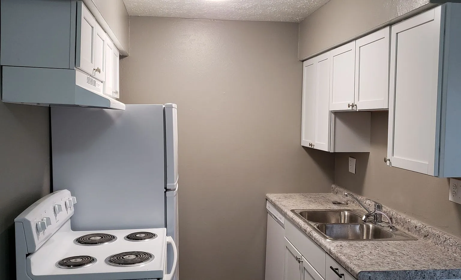 3200 Maple Ridge Court — Photo 2