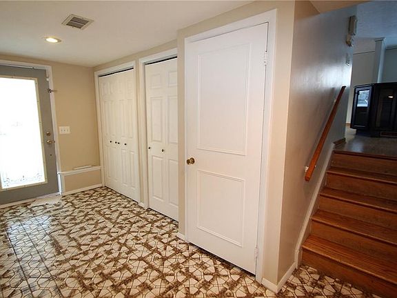 3rd image of 7 Pilgrim Cir
