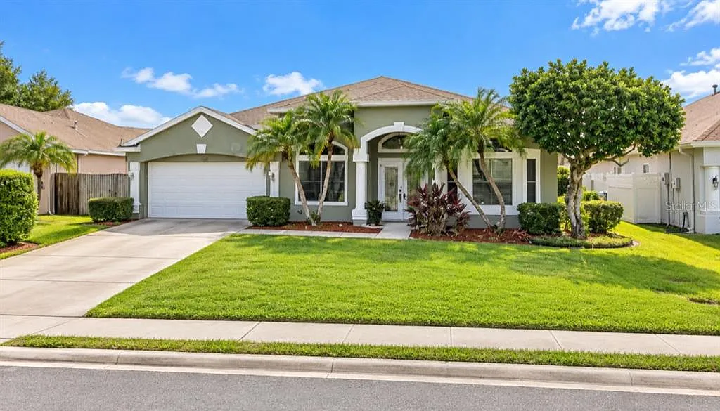 3 bed, 2.0 bath, 2066 sqft, $2,000 — Photo 1