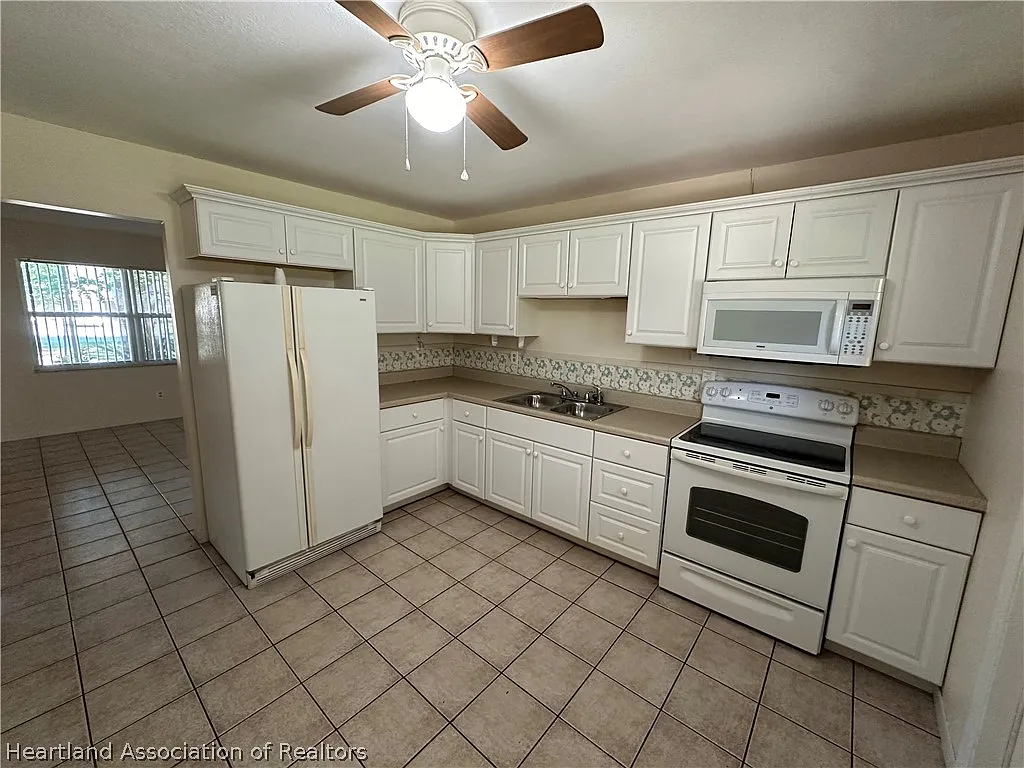 2 bed, 2.0 bath, 906 sqft, $1,295 — Photo 2