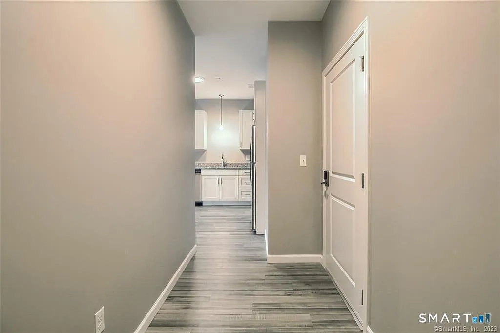 1 bed, 1.0 bath, 715 sqft, $1,950 — Photo 2