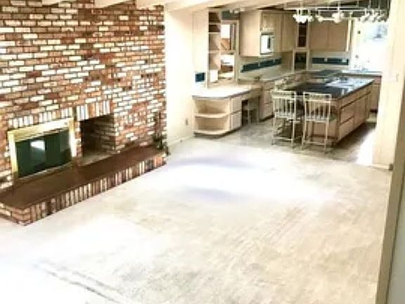 3rd image of 1711 S Cliff Dr