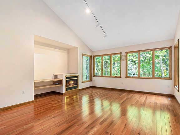5th image of 2265 Forest Hills Ln