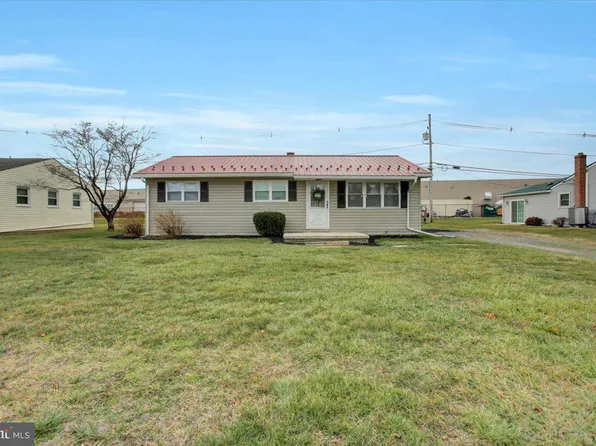 1126 E Brandon Dr, Chambersburg, PA 17201