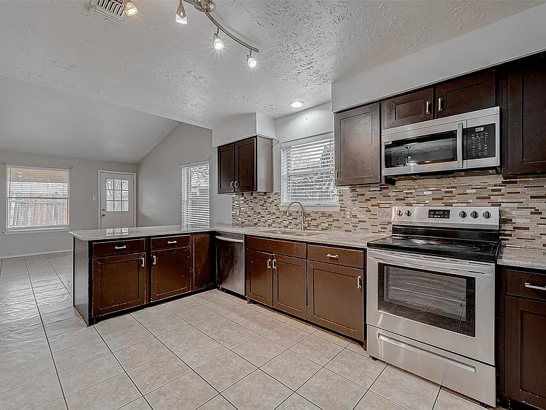 10322 Clarktower Ln — Photo 11