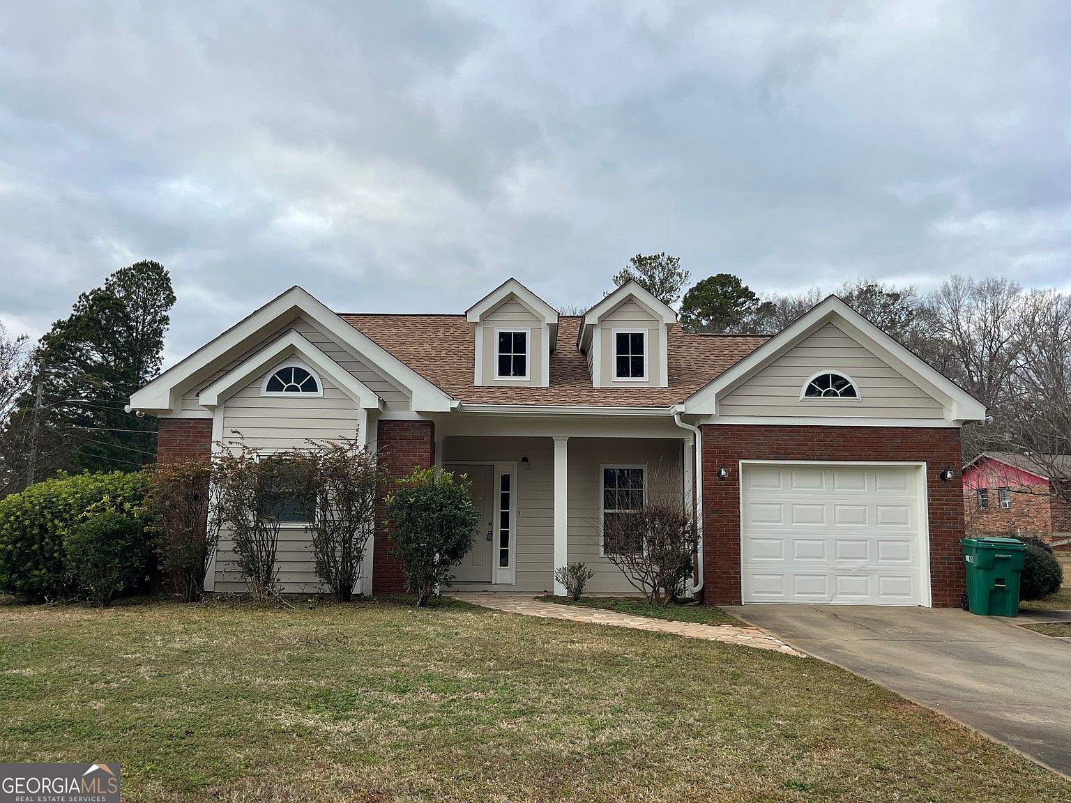 124 W Hogan Rd