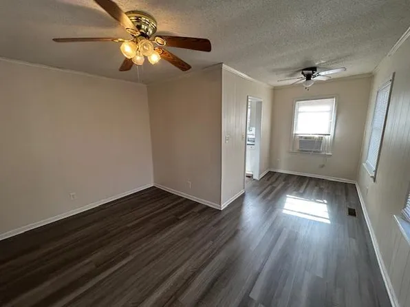 102 N Oak St #B, Seneca, SC 29678