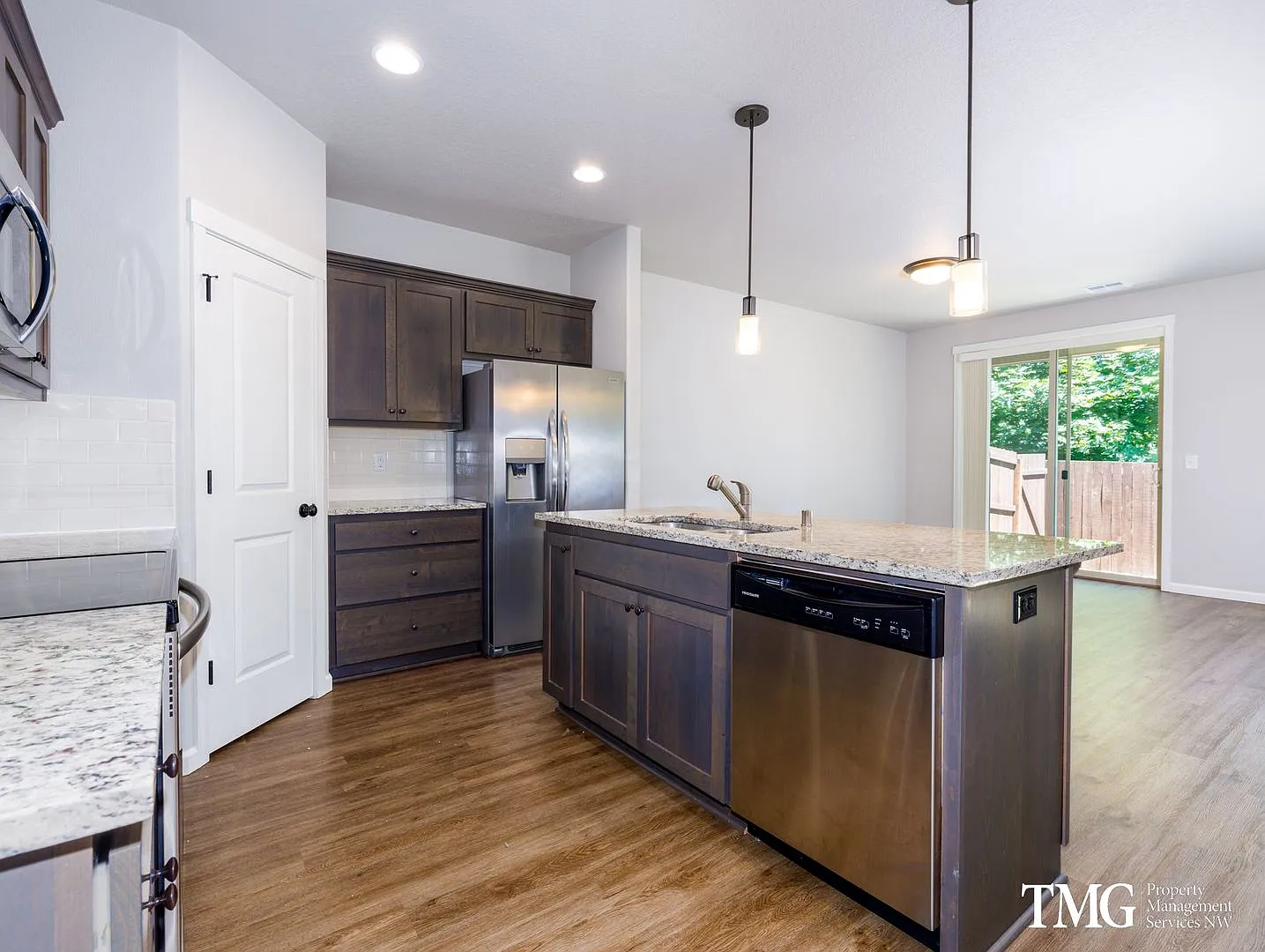 End-Unit Townhome - Modern Finishes, Air Conditioning, Garage! — Photo 3