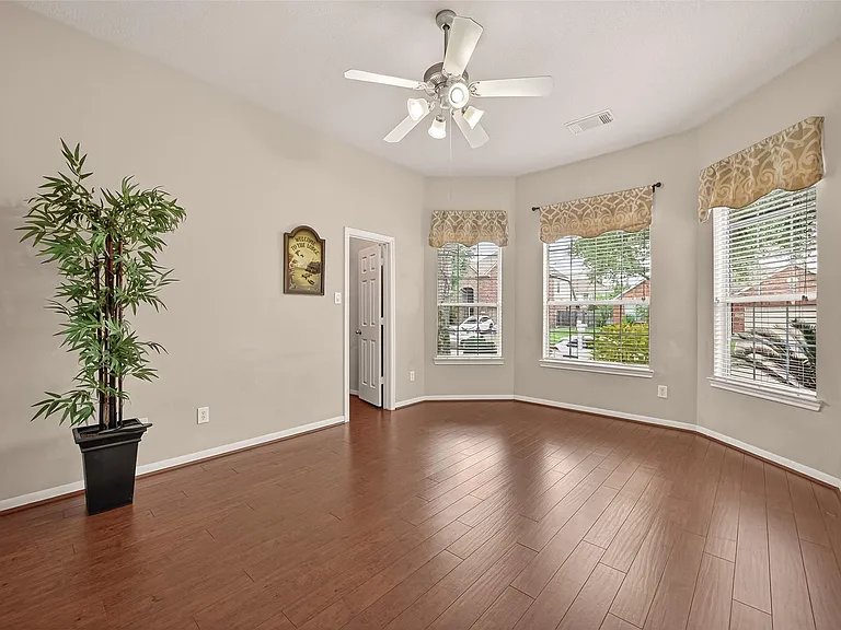 13719 Saxony Dr — Photo 36