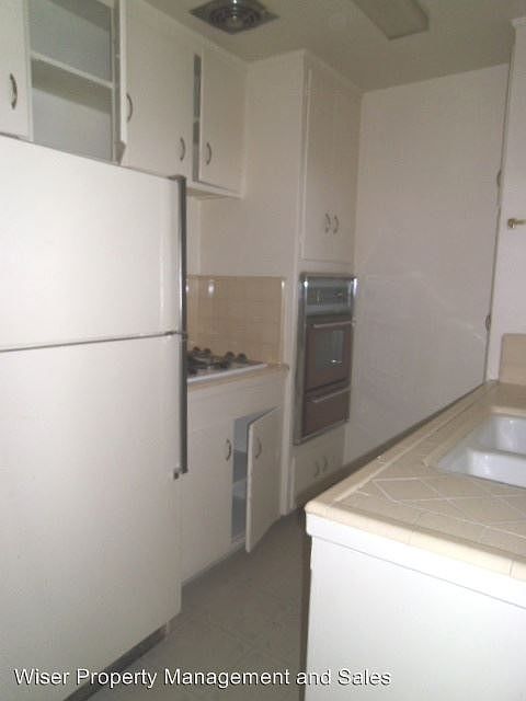 2nd image of 736 N G St APT C