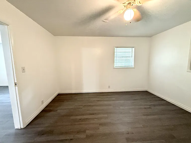329 E St NE — Photo 10