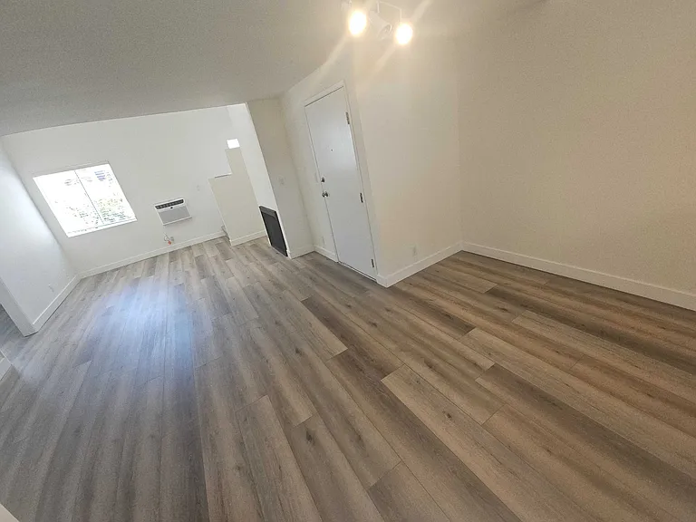 Berkeley St — Photo 14