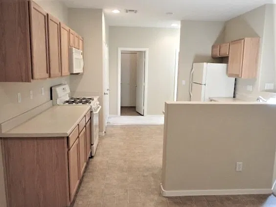 4 bed, 2.5 bath, 1894 sqft, $2,205 — Photo 2
