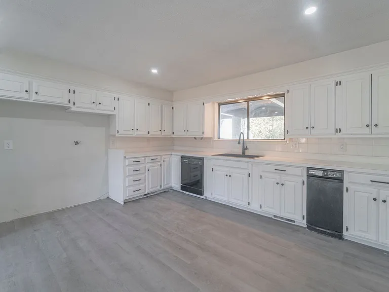 3120 Shadybrook Dr — Photo 27