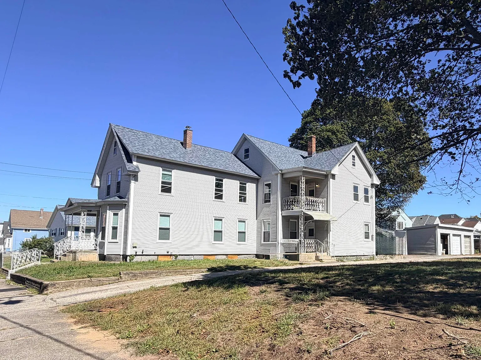 3 bed, 1.0 bath, 1420 sqft, $2,850 — Photo 2