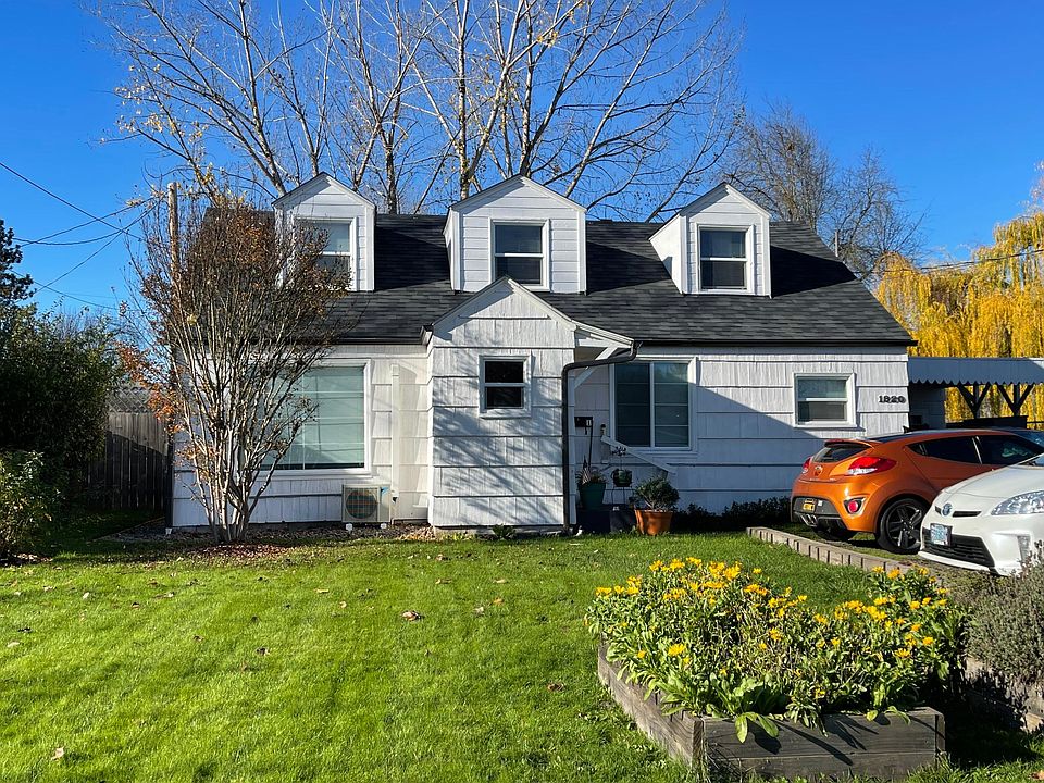 Front of property which is a duplex, NOT the Studio Apartment