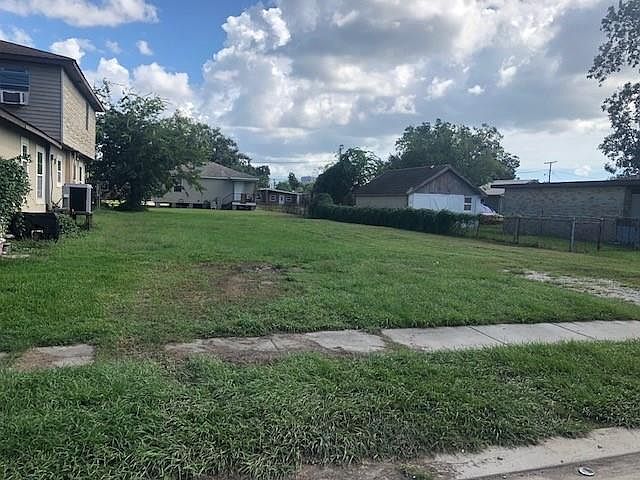 2nd image of 2905 Lyndell Dr