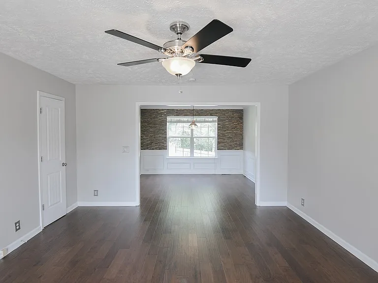 132 Tulip Grove Point — Photo 3