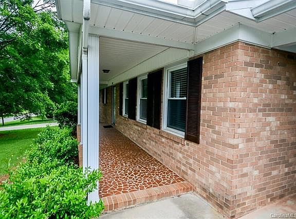 3rd image of 1020 Valley St